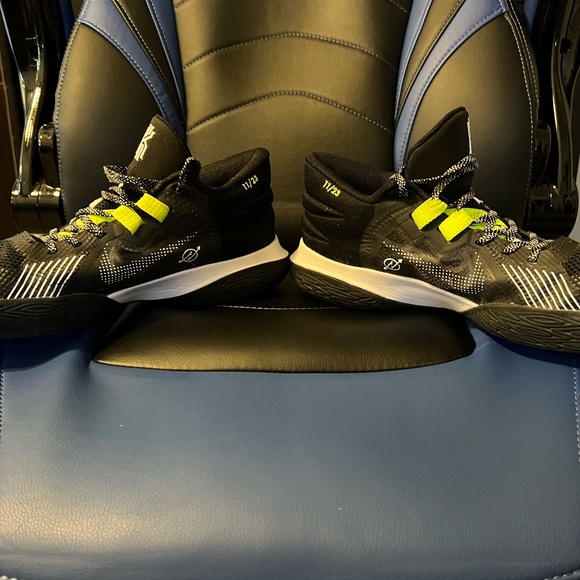 Nike Kyrie Flytrap V5 Basketball Shoes - Picture 6 of 7